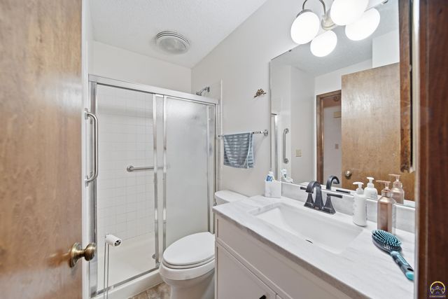 5649 SW Barrington Ct N, Topeka, KS 66614