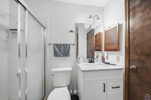 5649 SW Barrington Ct N, Topeka, KS 66614