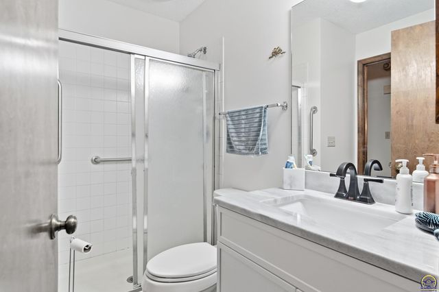 5649 SW Barrington Ct N, Topeka, KS 66614