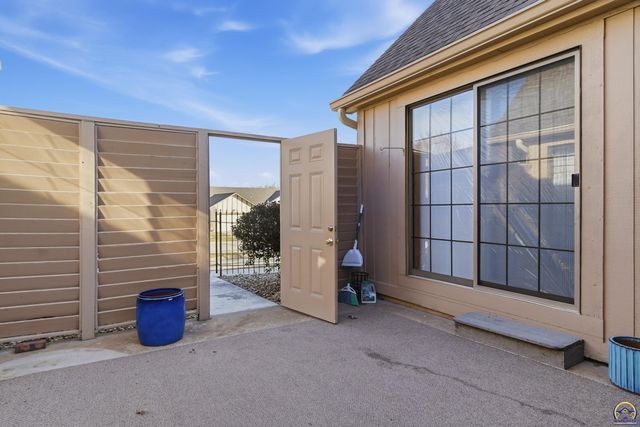 5649 SW Barrington Ct N, Topeka, KS 66614