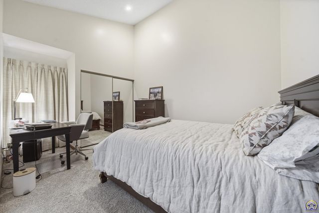 5649 SW Barrington Ct N, Topeka, KS 66614