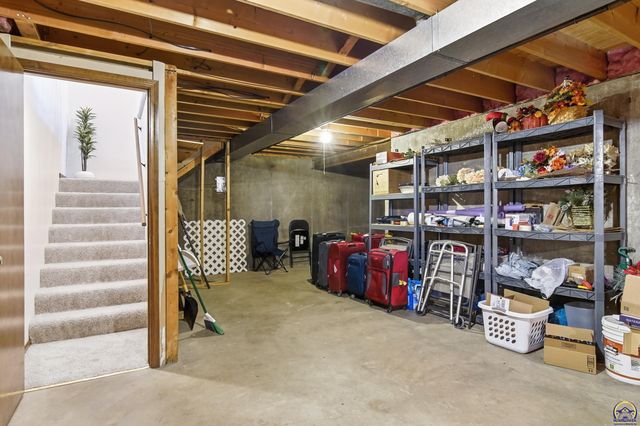 5649 SW Barrington Ct N, Topeka, KS 66614