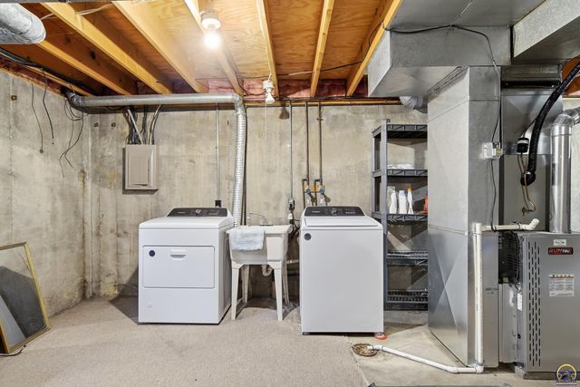 5649 SW Barrington Ct N, Topeka, KS 66614