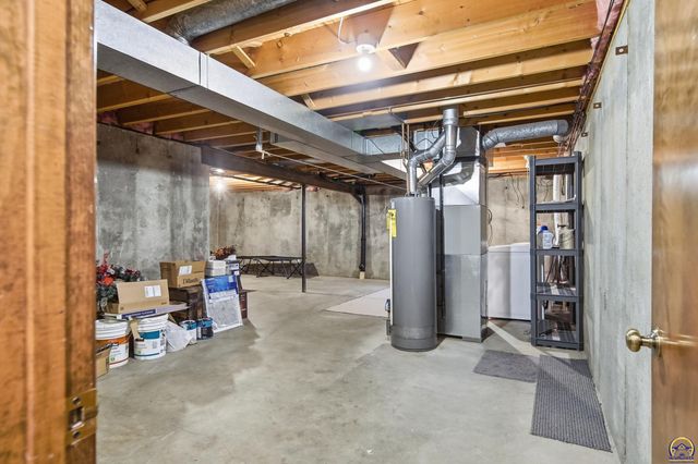 5649 SW Barrington Ct N, Topeka, KS 66614