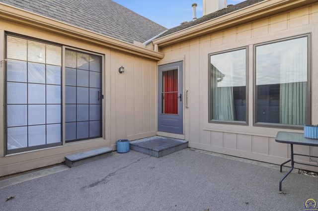 5649 SW Barrington Ct N, Topeka, KS 66614