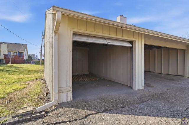 5649 SW Barrington Ct N, Topeka, KS 66614