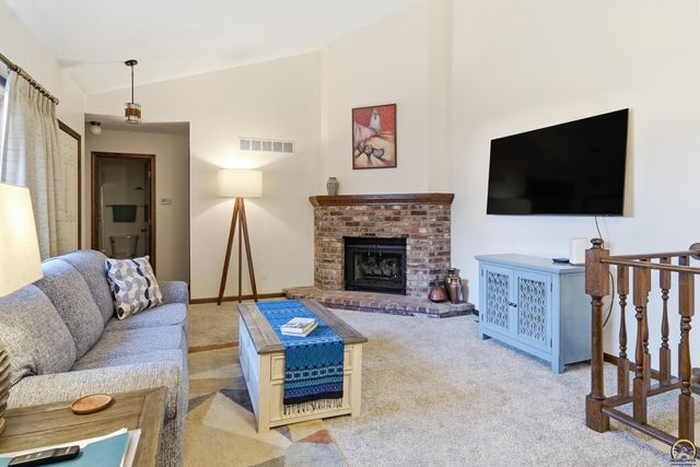 5649 SW Barrington Ct N, Topeka, KS 66614