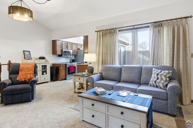 5649 SW Barrington Ct N, Topeka, KS 66614