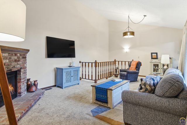 5649 SW Barrington Ct N, Topeka, KS 66614