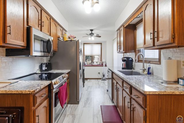 5649 SW Barrington Ct N, Topeka, KS 66614