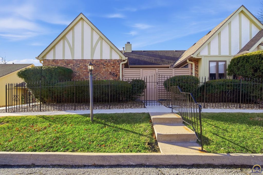 5649 SW Barrington Ct N, Topeka, KS 66614