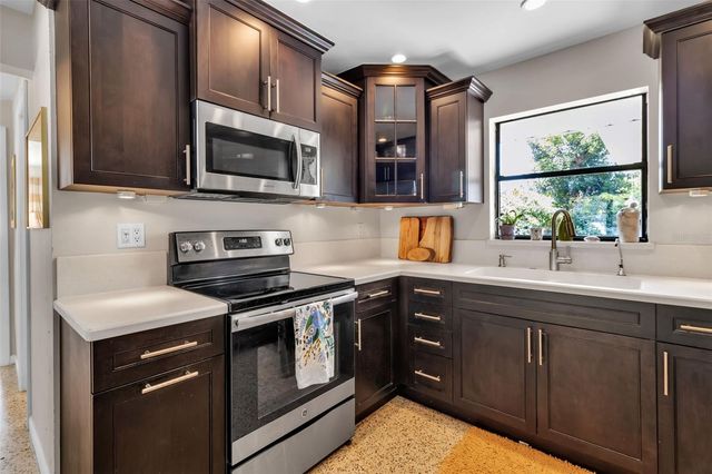 2440 VALENCIA DRIVE, Sarasota, FL 34239