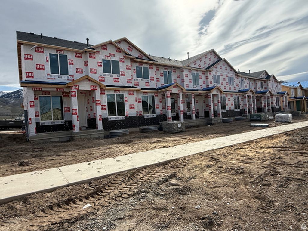 Image 20 of property listing at 813 S 270 E #3, Smithfield, UT 84335