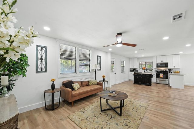 1223 E Bankhead Drive, Weatherford, TX 76086