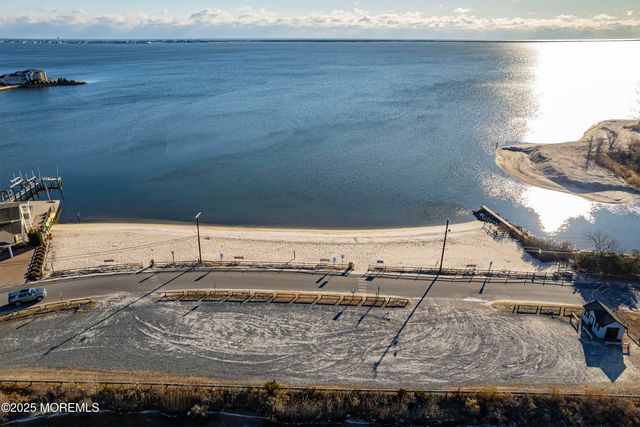 22 Toppinglift Drive, Bayville, NJ 08721