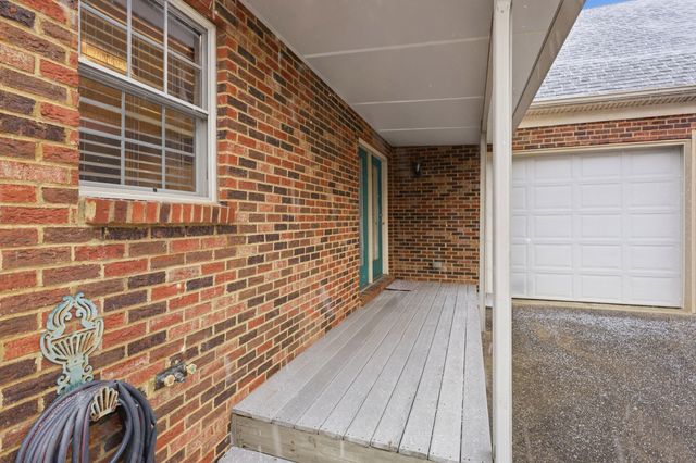 1369 Saddle Club Way, Lexington, KY 40504