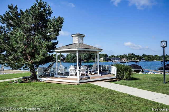 3591 Port Cove Drive 55, Waterford, MI 48328