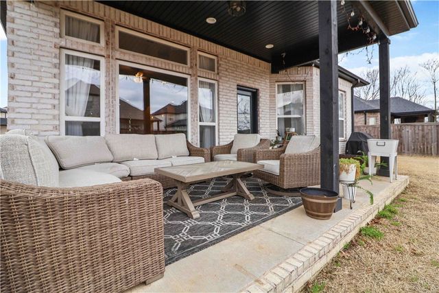 2402 SW Preston Park Avenue, Bentonville, AR 72713