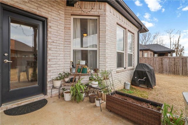 2402 SW Preston Park Avenue, Bentonville, AR 72713