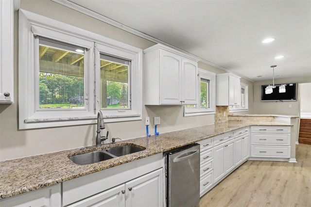 7436 Oak Bay Drive, White Lake, MI 48383
