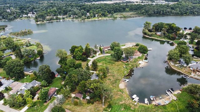 7436 Oak Bay Drive, White Lake, MI 48383