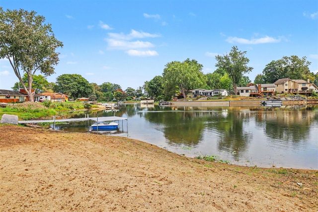 7436 Oak Bay Drive, White Lake, MI 48383