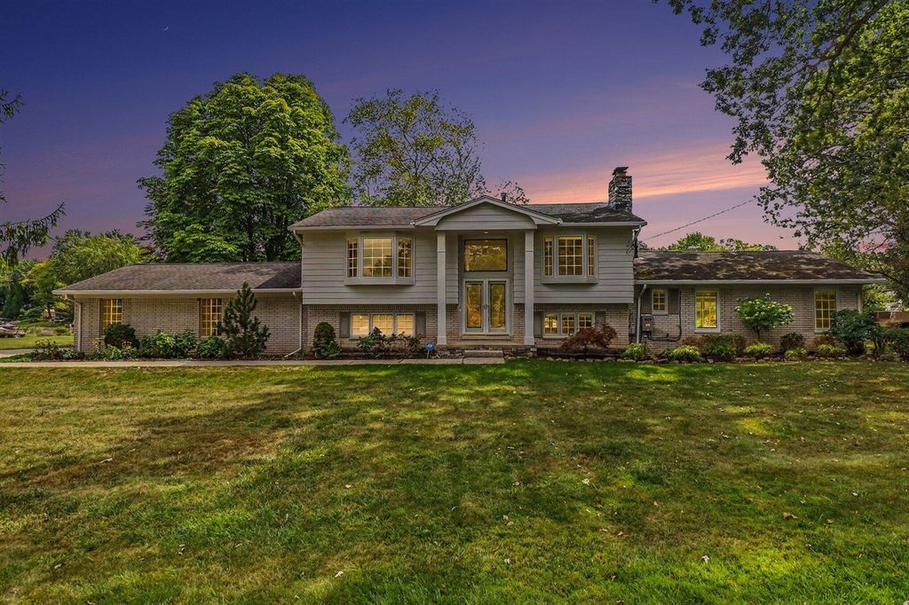 7436 Oak Bay Drive, White Lake, MI 48383