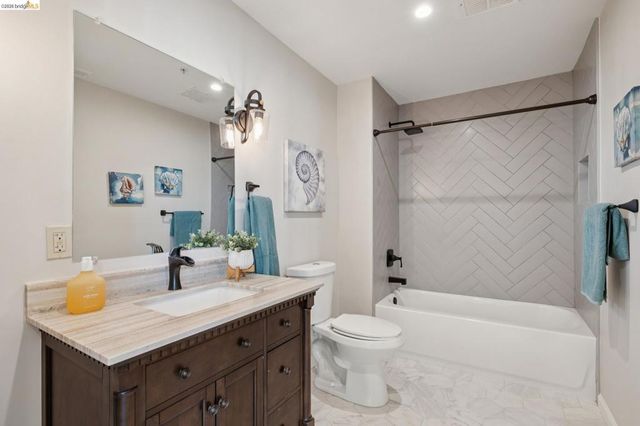 6300 Shattuck Ave 1, Oakland, CA 94609