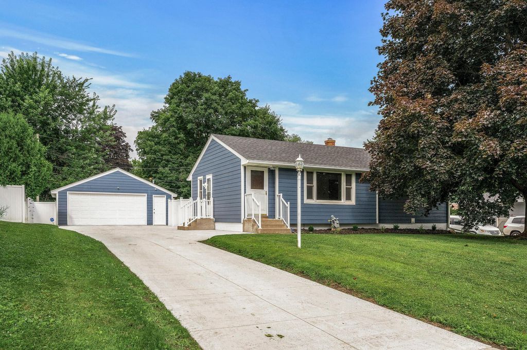 47 McClelland Street N, Maplewood, MN 55119