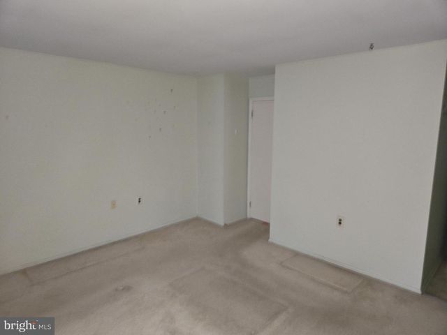 27 KELLY DR, West Deptford, NJ 08096