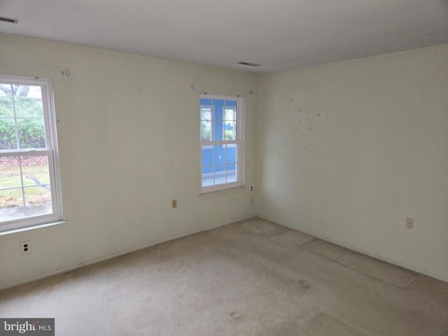 27 KELLY DR, West Deptford, NJ 08096