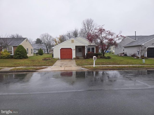 27 KELLY DR, West Deptford, NJ 08096