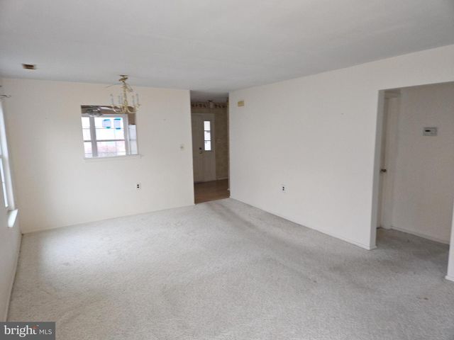 27 KELLY DR, West Deptford, NJ 08096