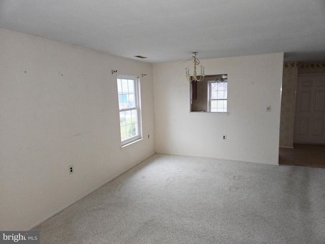 27 KELLY DR, West Deptford, NJ 08096