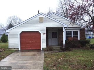 27 KELLY DR, West Deptford, NJ 08096