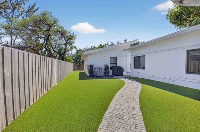 245 Seacrest Lane, Delray Beach, FL 33444