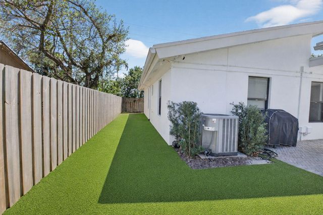 245 Seacrest Lane, Delray Beach, FL 33444