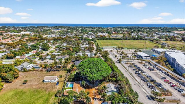 245 Seacrest Lane, Delray Beach, FL 33444