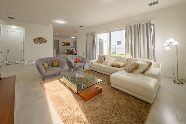 10126 NW 76th Ter, Doral, FL 33178