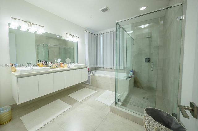 10126 NW 76th Ter, Doral, FL 33178