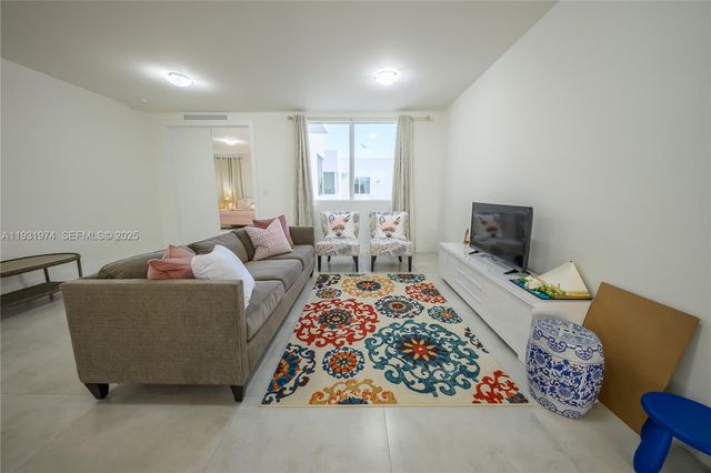 10126 NW 76th Ter, Doral, FL 33178