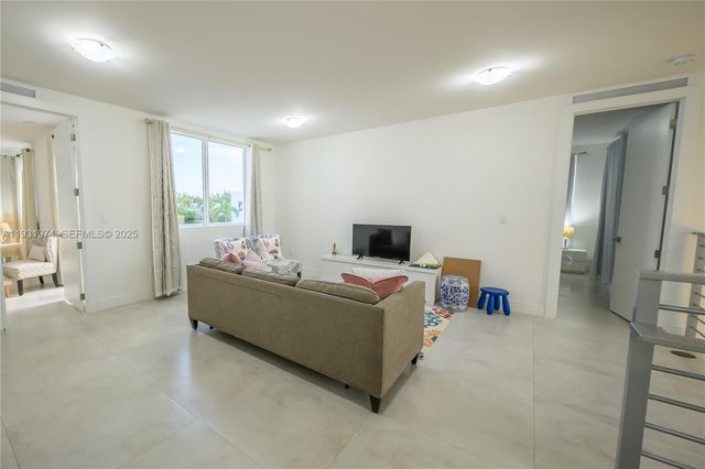 10126 NW 76th Ter, Doral, FL 33178