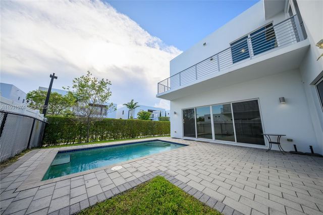 10126 NW 76th Ter, Doral, FL 33178