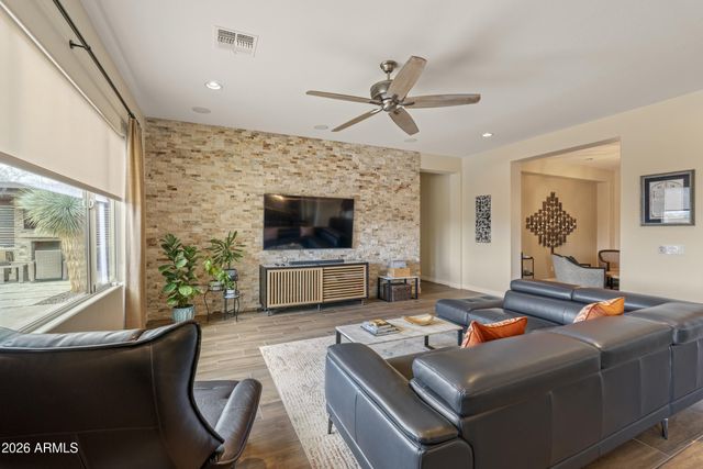 909 W SPUR Drive, Phoenix, AZ 85085