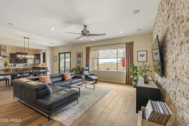 909 W SPUR Drive, Phoenix, AZ 85085