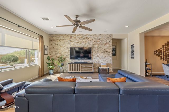 909 W SPUR Drive, Phoenix, AZ 85085