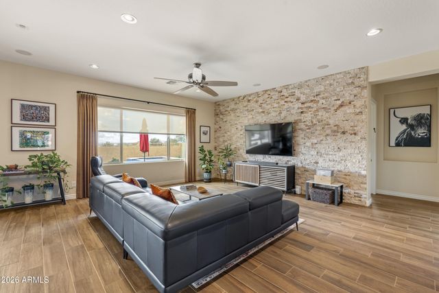 909 W SPUR Drive, Phoenix, AZ 85085