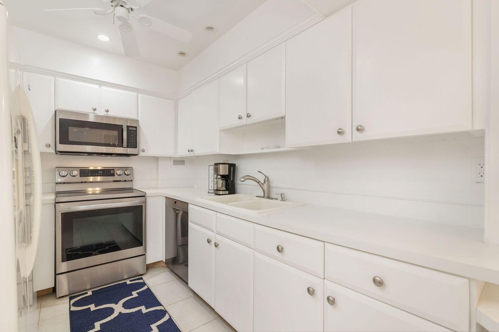 Image 8 of property listing at 2840 S Ocean 5110 Boulevard 511, Palm Beach, FL 33480
