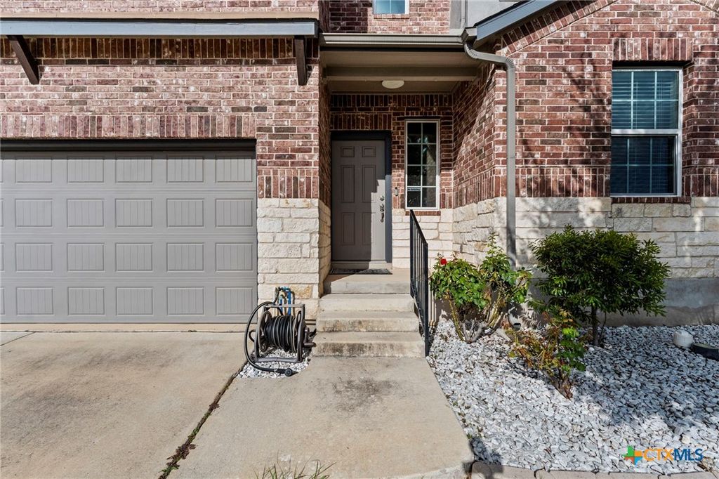 Image 3 of property listing at 673 sheridan park, New Braunfels, TX 78130