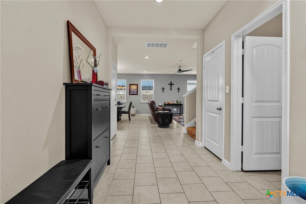 Image 5 of property listing at 673 sheridan park, New Braunfels, TX 78130
